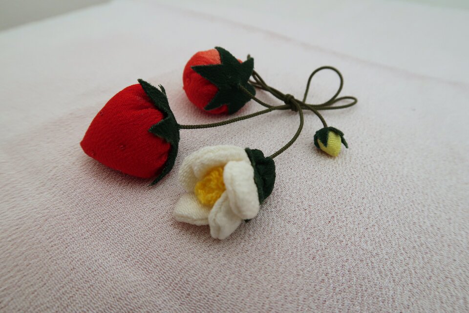 小さな花と実　　縮緬細工　イチゴ