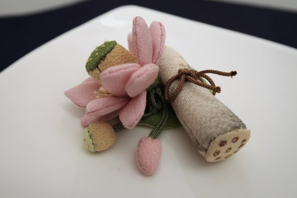 小さな花と実　　縮緬細工　蓮と蓮根