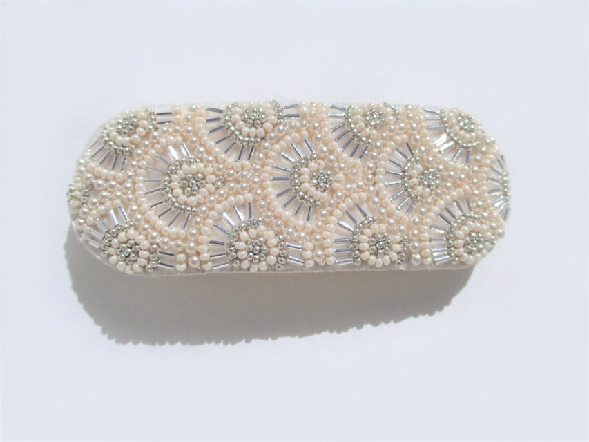 特小＆竹ビーズの丸模様刺繍バレッタ（白×パール）