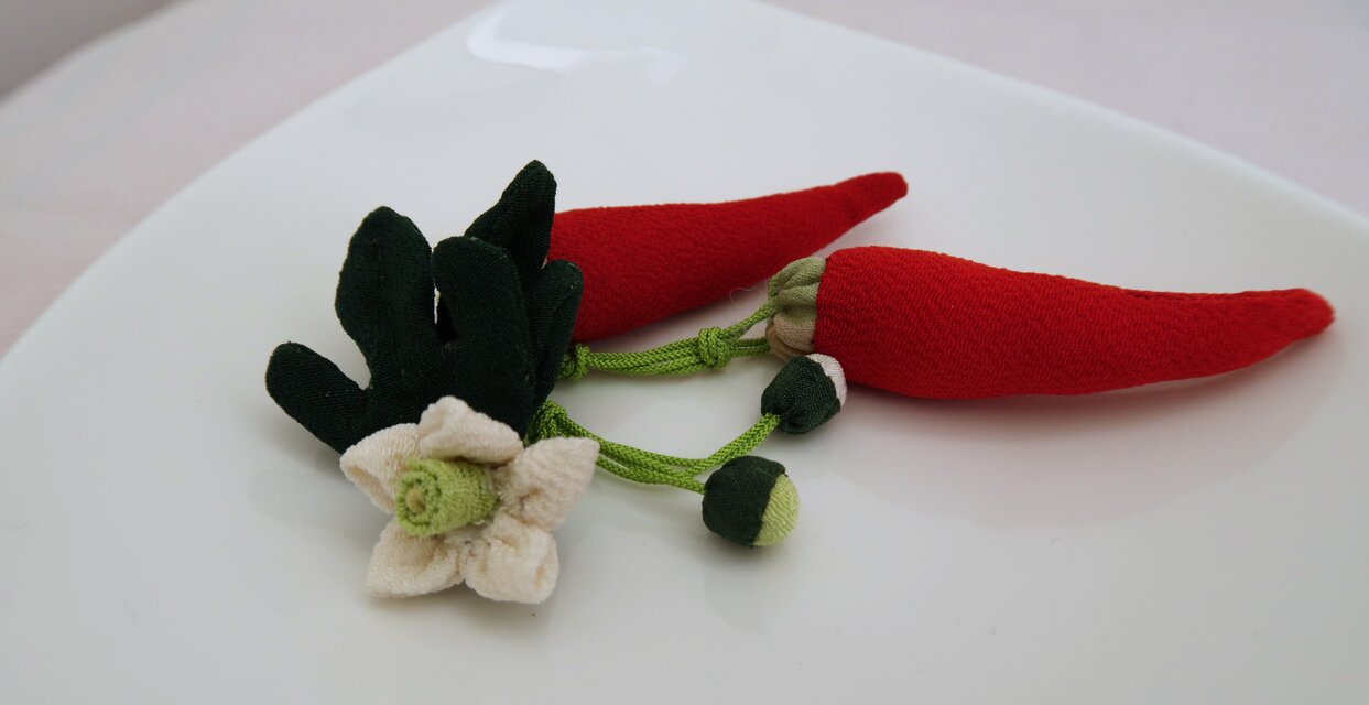 小さな花と実　　縮緬細工  　とうがらし