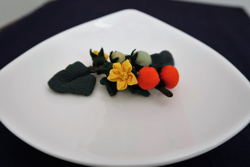 小さな花と実　　縮緬細工  　トマト