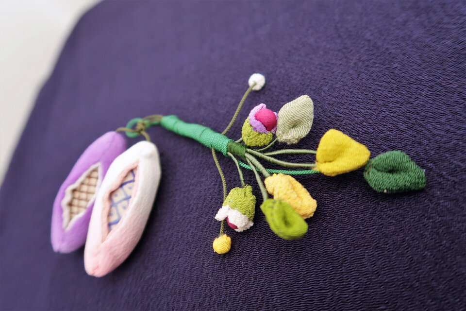 小さな花と実　　縮緬細工  アケビ