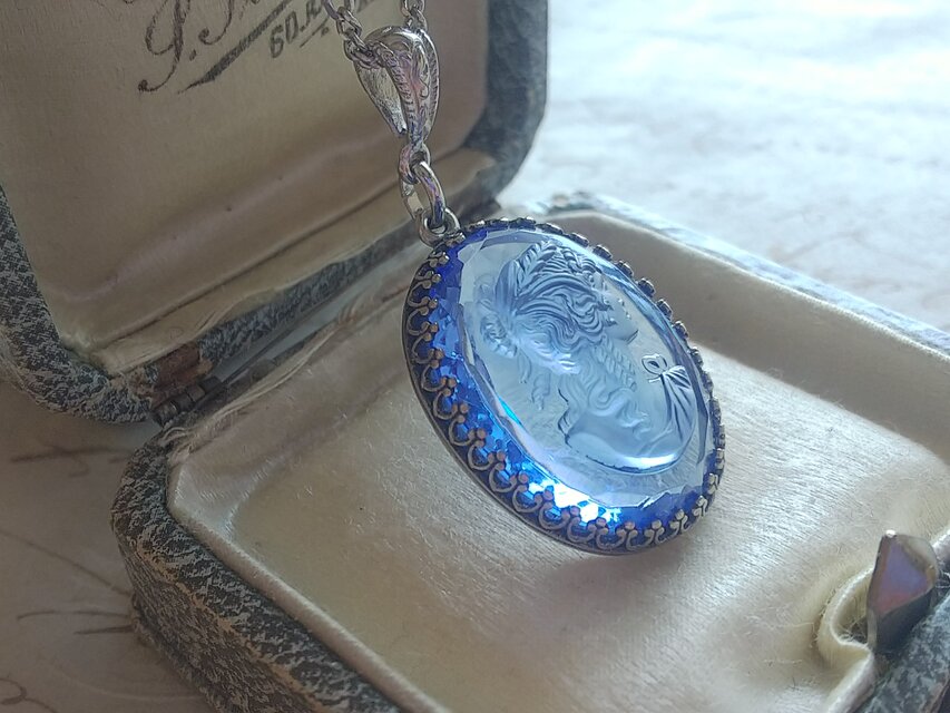 ヴィンテージ　Blueカメオ（25×18㎜）Silverカラー　クラシカルネックレス