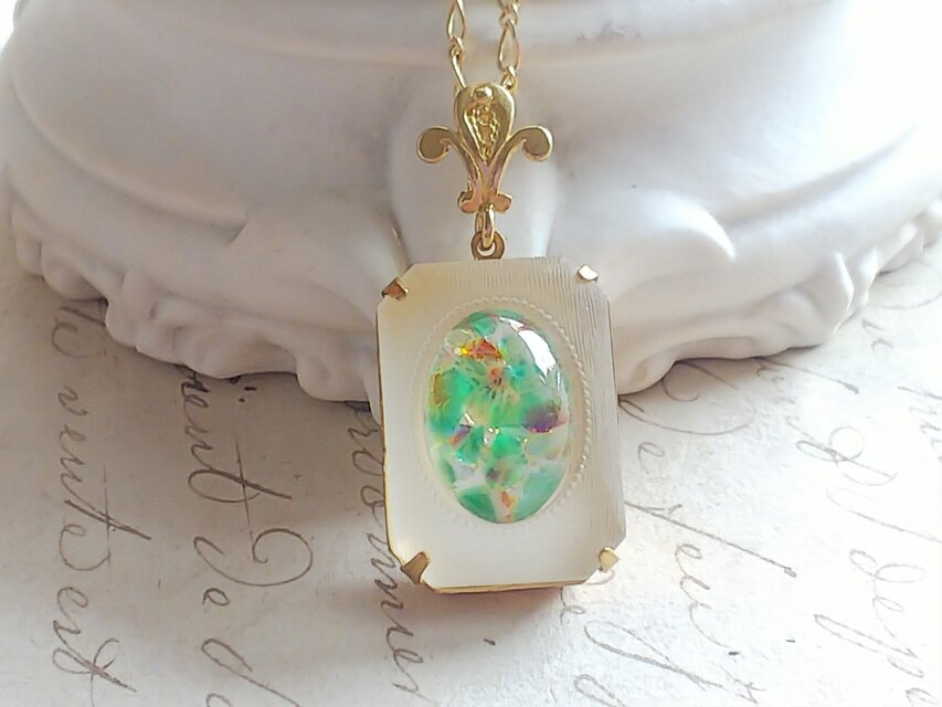 ヴィンテージ　Green-Mixドラゴンズブレス　in Frost-White（25×18㎜）ネックレス