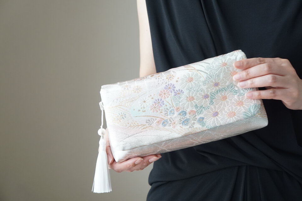 【菊模様　シルバー　シルク帯　2Way クラッチバック＆ハンドバック】結婚式、パーティー、お呼ばれの日に。