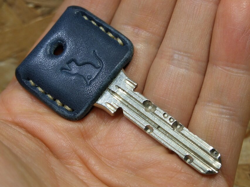 猫刻印のキーカバー　サドルネイビーｘベージュ