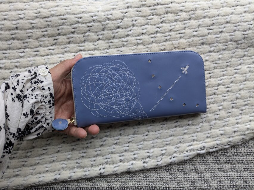 刺繍革財布『ひこうき雲』はなだLightBlue（牛革）ラウンドファスナー型☆Slim☆