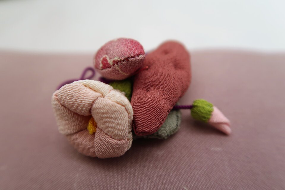 小さな花と実　　縮緬細工　サツマイモ