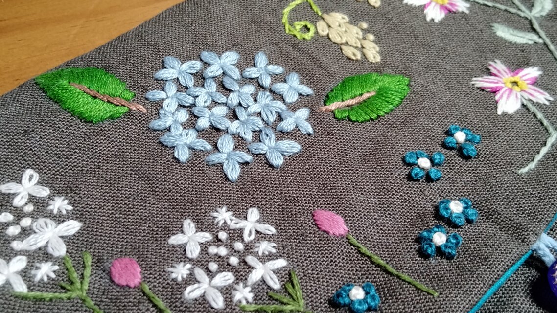 一点物 手刺繍☆リネンのポーチ☆花畑（あじさい） | iichi 日々の ...