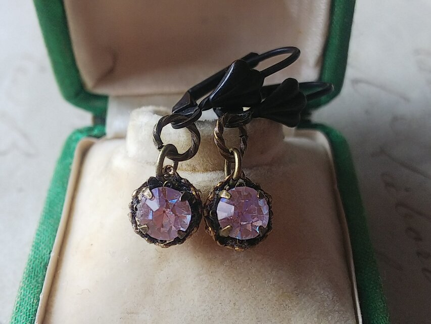 ヴィンテージ　サフィレット（約5.5㎜）クラシカルBlackフルール･ド･リス　ピアス