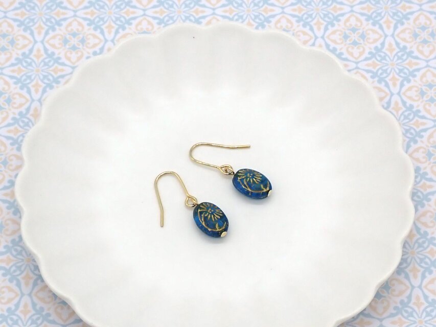 《３色から選べる》オーバルビーズピアス／イヤリング