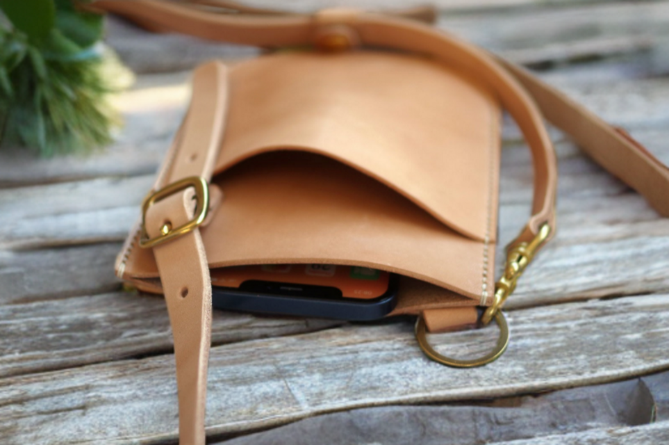 本革サドルレザーのショルダースマホポーチ【受注製作】 | iichi