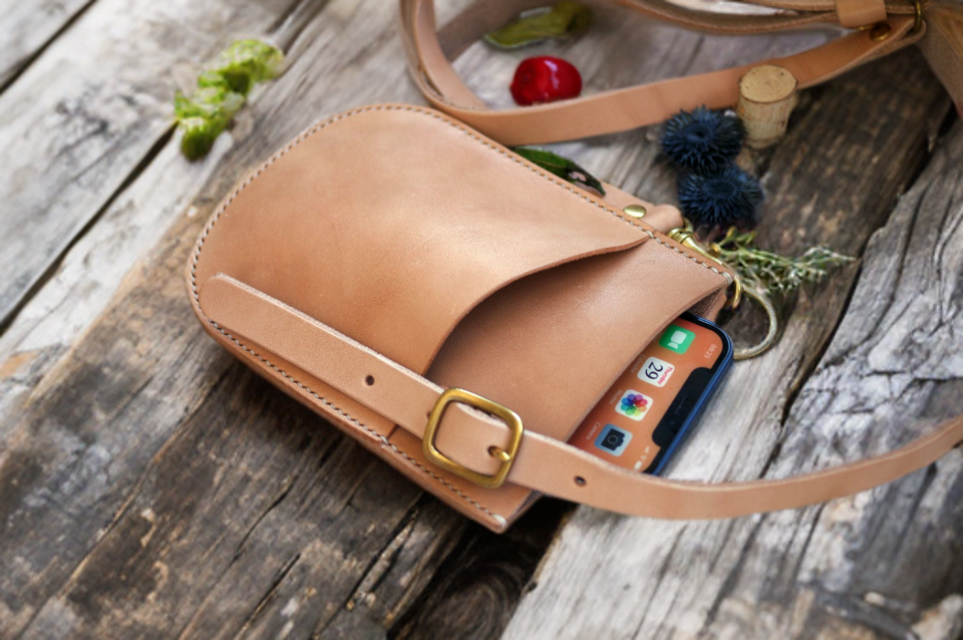 本革サドルレザーのショルダースマホポーチ【受注製作】 | iichi 日々