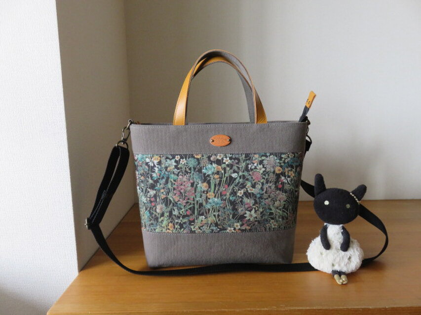 リバティ　ワイルドフラワーズを使った２wayファスナー付きトートバッグ