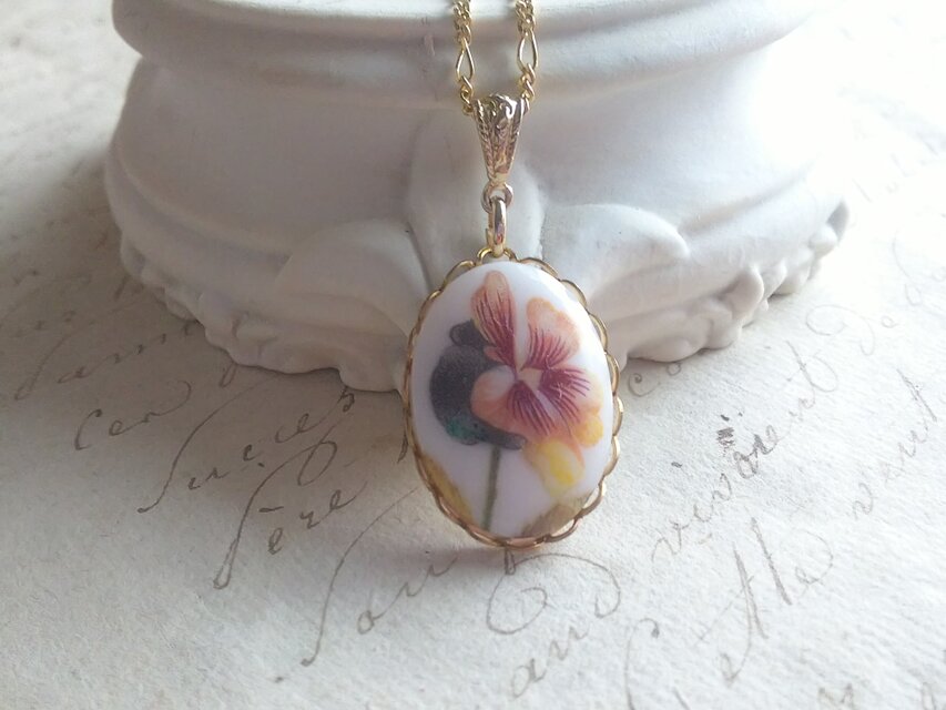 ヴィンテージ　パンジーFlower（約25×18㎜）可憐なdull-Tone　ネックレス