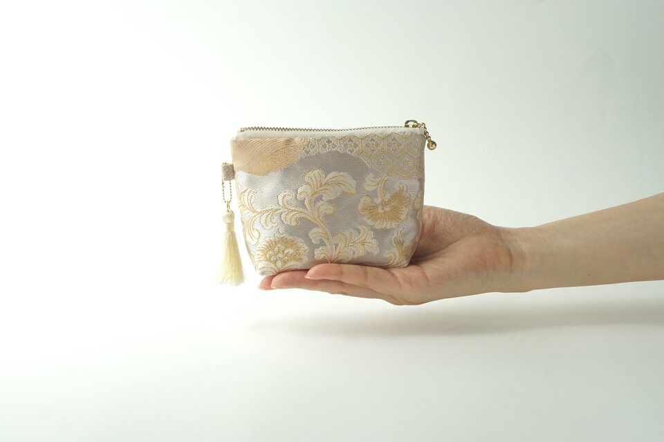 【服部織物　花唐草　サーモンピンク　シルク帯リメイク　ミニポーチ】化粧ポーチ、カードケース、ポーチ小さめ。誕生日ギフトにも。