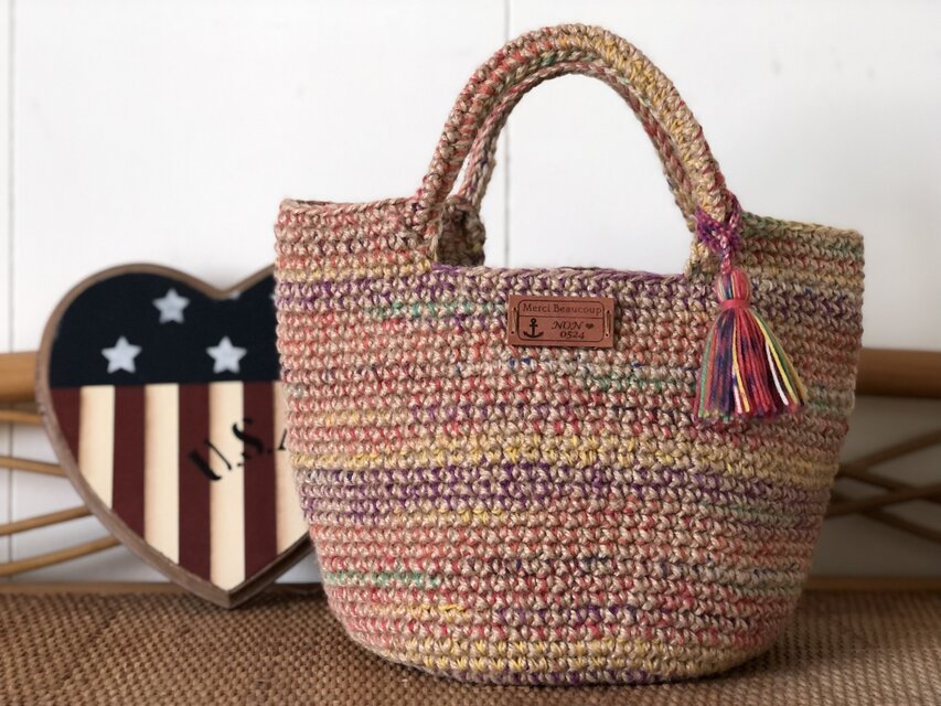 オパール毛糸フリンジがついた麻紐丸底バッグです（1434）内布ついてます♪　