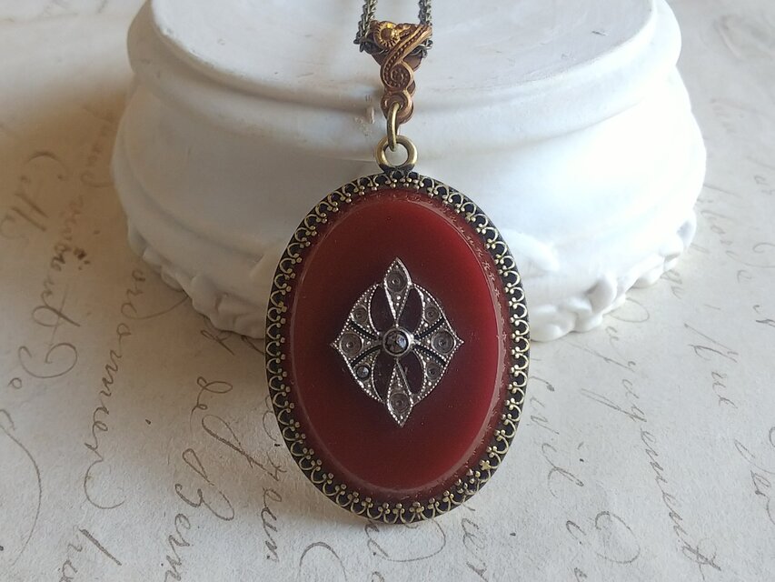 アンティーク　BrownｰGlass／Cut Steel（38×29㎜）クラシカルネックレス