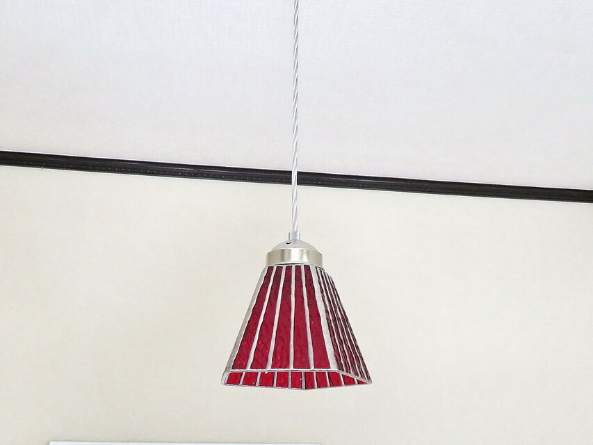 レッドのストライプ・五面（ステンドグラスペンダントライト）吊り下げガラス照明・ Mサイズ（ コード長さ選択できます）