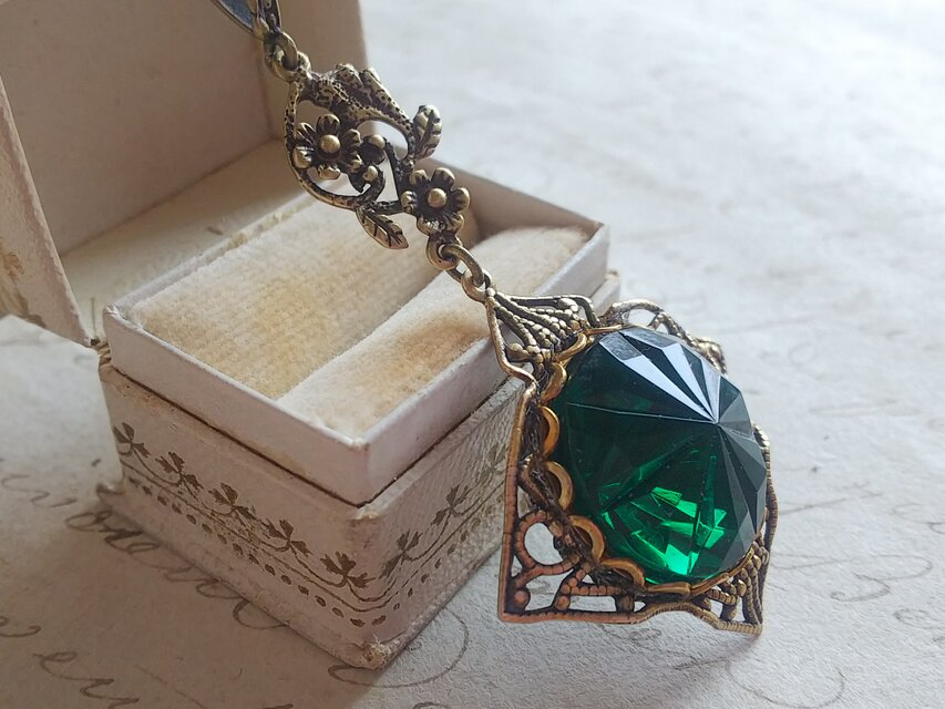 ヴィンテージ　エメラルドGreen-Star（18㎜）flowerクラシカルネックレス