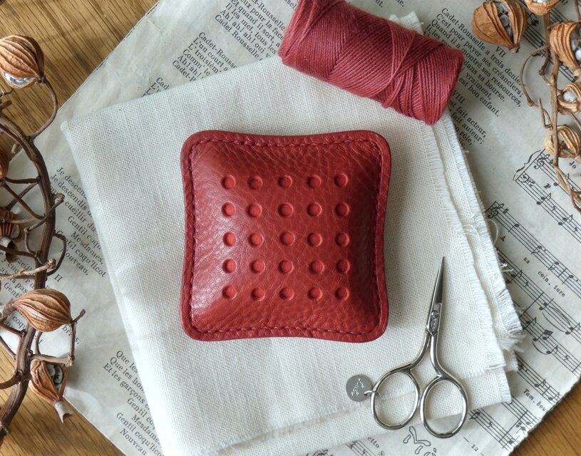 イタリア革のピンクッション／針山／赤