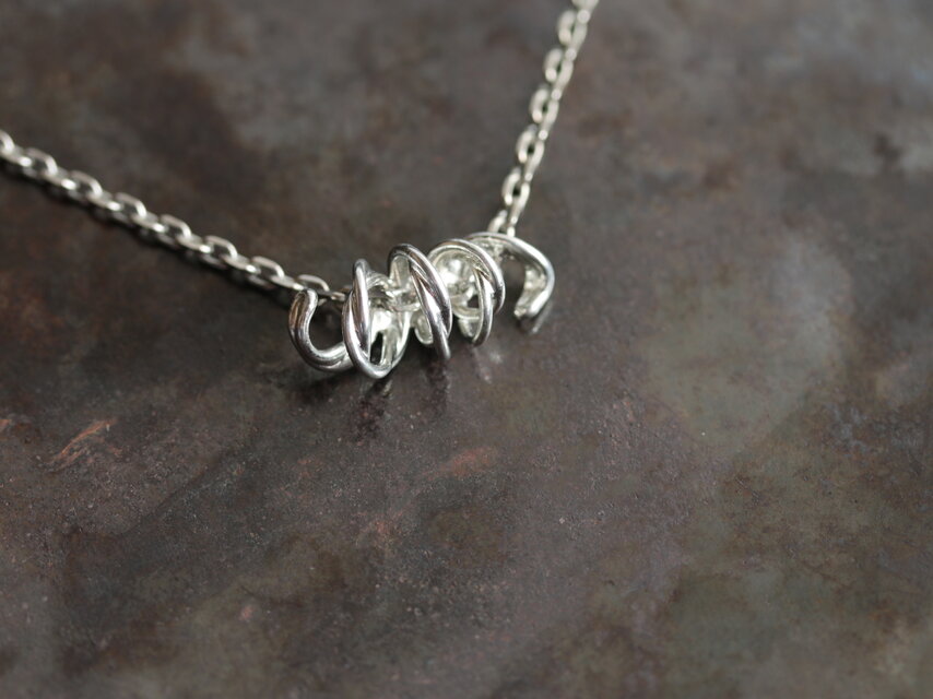 錫のペンダントトップ　TOLOLY　らせん