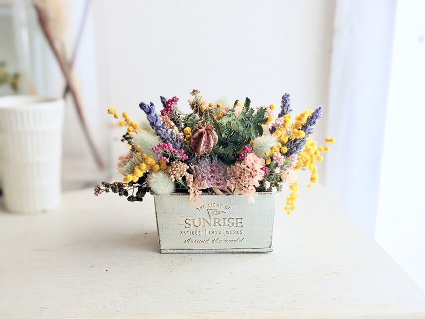 どこからでも眺められる！ラベンダーやハーブスターチス、ミモザなど華やかな小さな箱庭☆