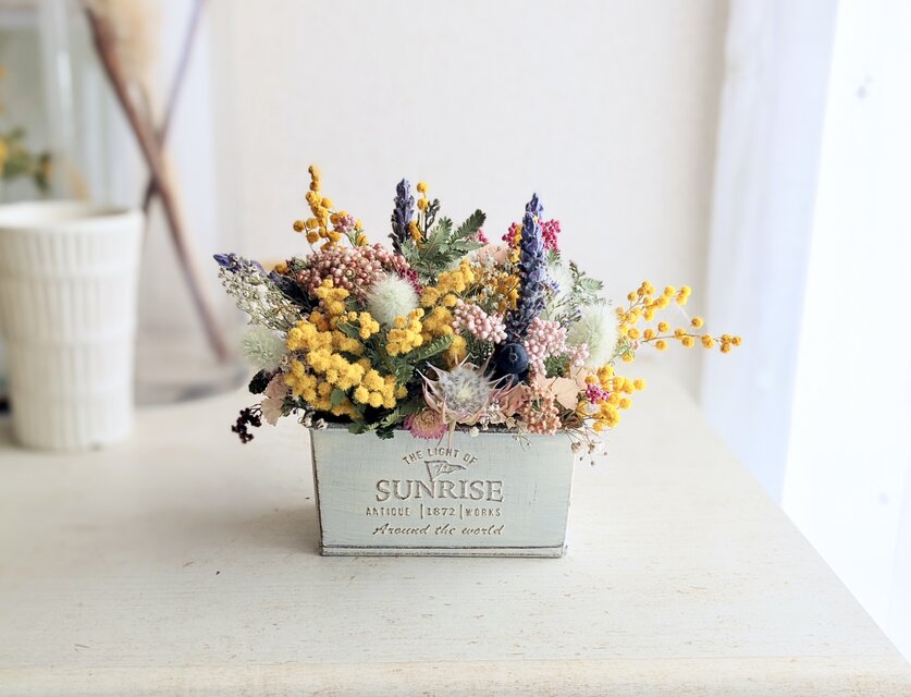 どこからでも眺められる！ラベンダーやハーブスターチス、ミモザなど華やかな小さな箱庭☆