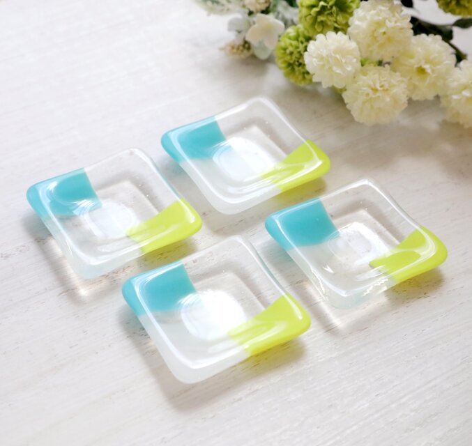 ガラスの豆皿　イエロー＆ターコイズブルーの石畳