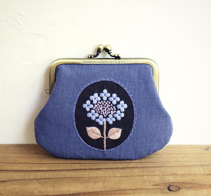 受注製作】手刺繍のがま口『紫陽花』ブルー | iichi 日々の暮らしを