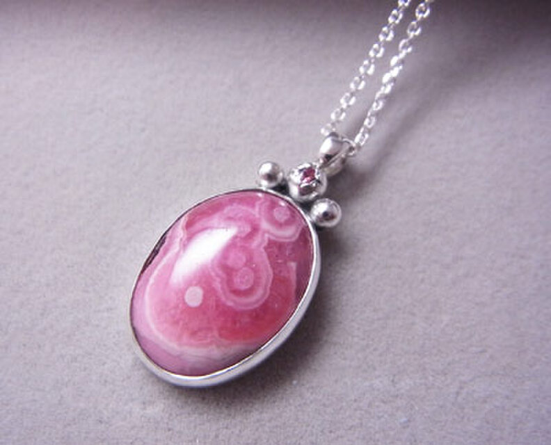 インカローズとピンクサファイアのペンダント