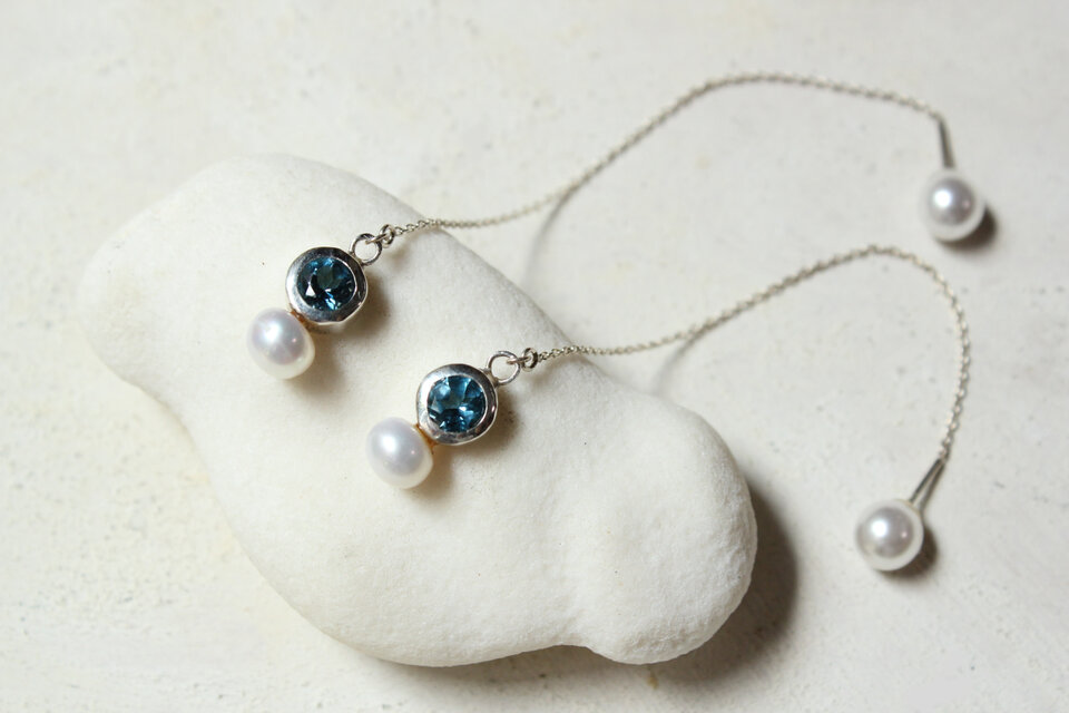 ロンドンブルートパーズと淡水パールのピアス　11月の誕生石　silver