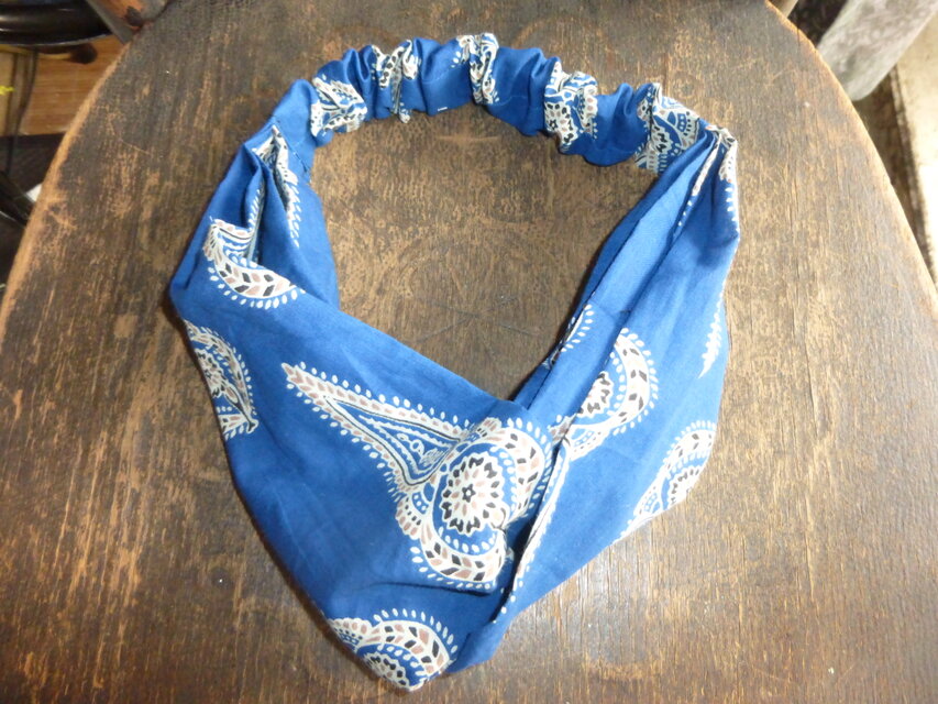 藍色ペイズリー柄のクロスヘアバンド