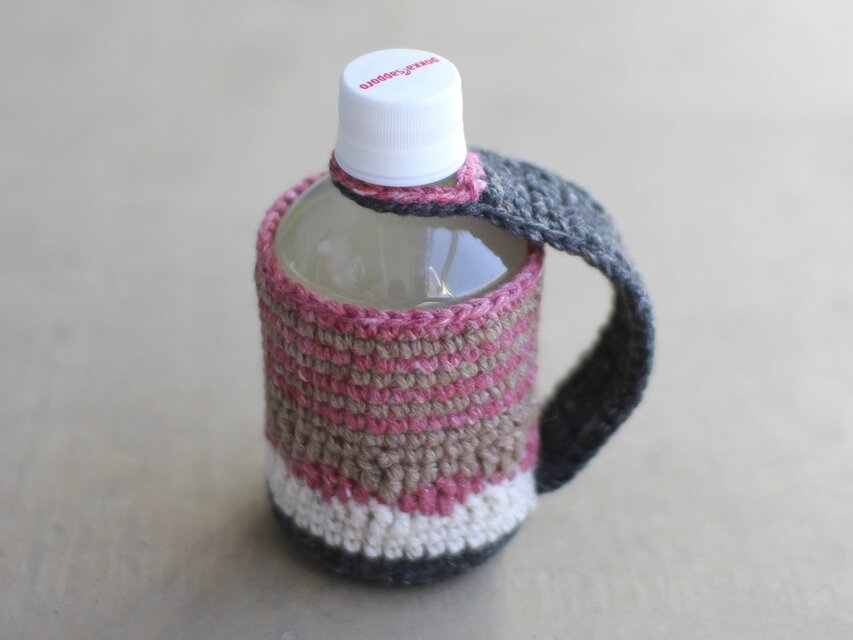 ニット編みの280mlペットボトルホルダー　ストラップ付き