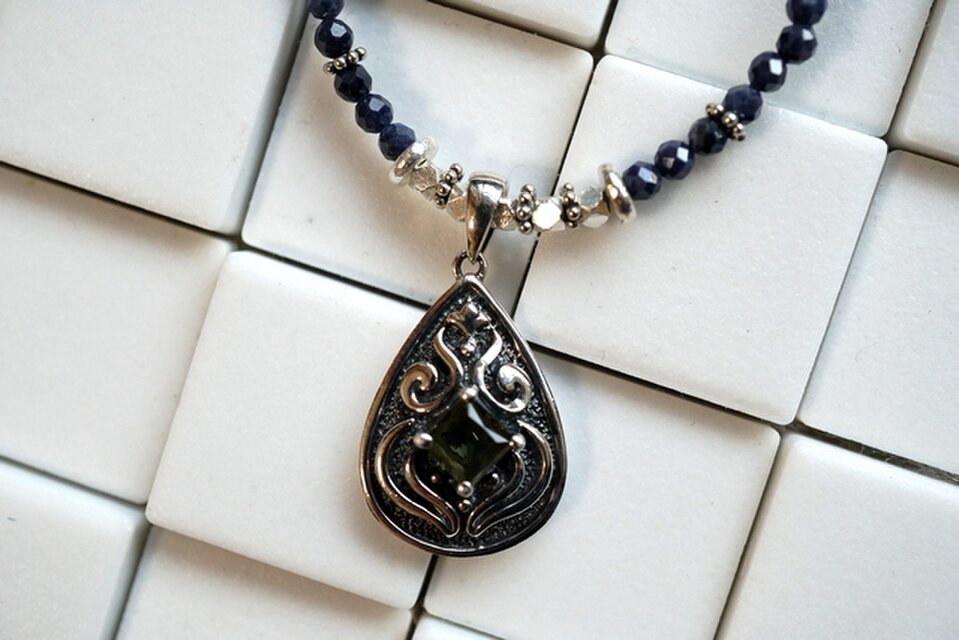 モルダバイトのエスニックトップとサファイアのネックレス