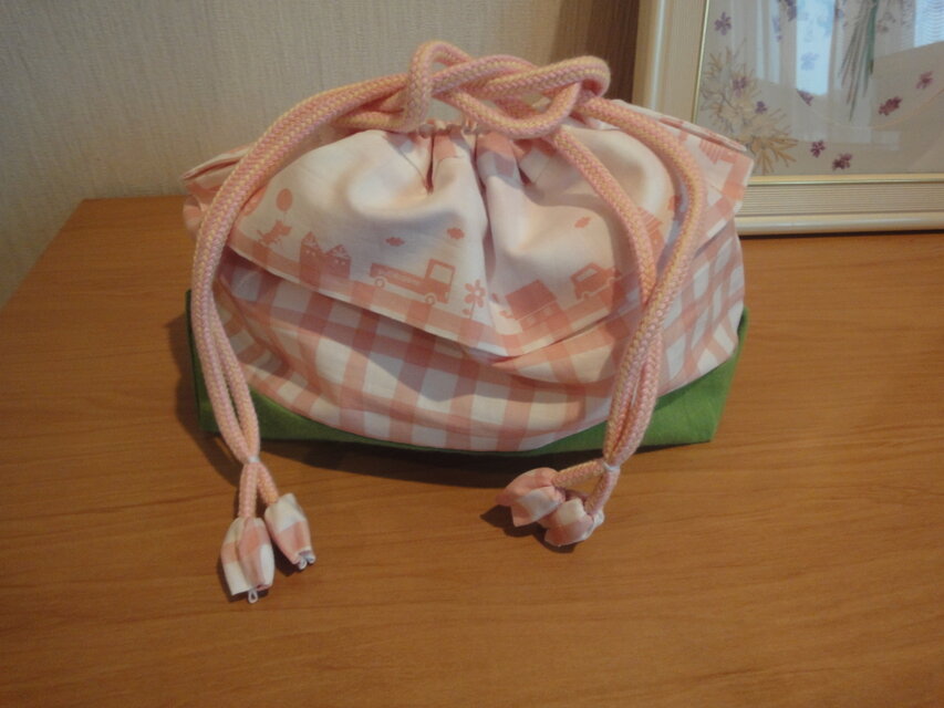 フリル付き巾着　チェックに街並み模様　ピンク