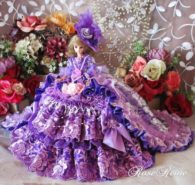 ヴィクトリア王妃 ゴージャスフリルが舞う高貴な紫のロングトレーン