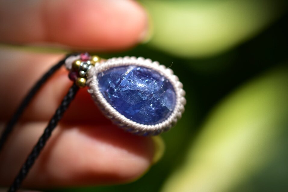 虹インクルージョン☆タンザナイト マクラメペンダント494 | iichi