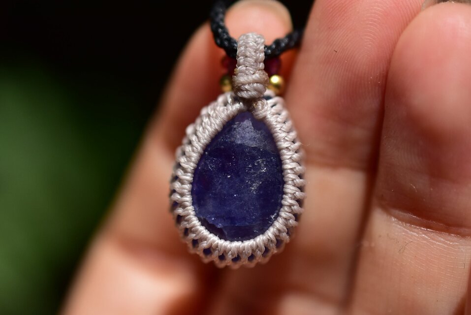 虹インクルージョン☆タンザナイト マクラメペンダント494