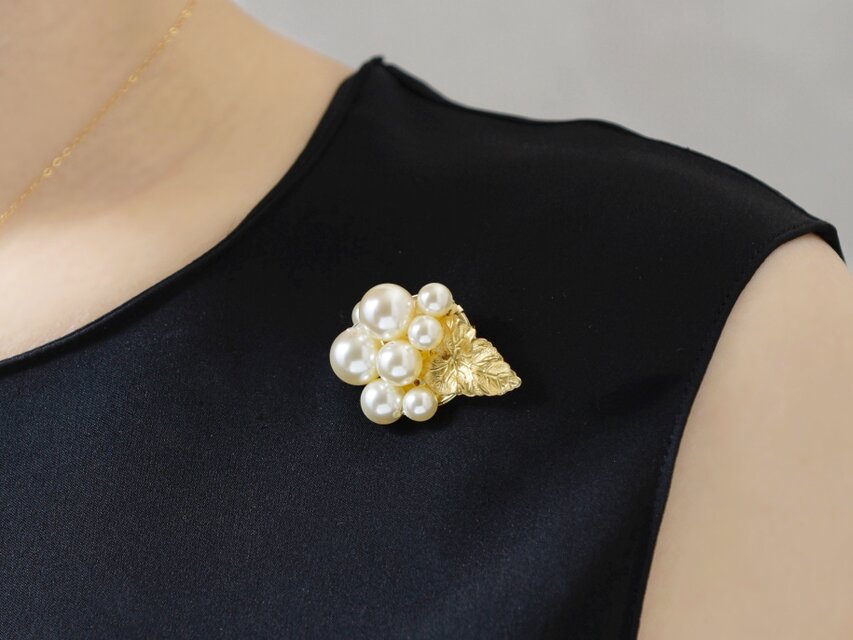 【ブローチ】ヴィンテージな真鍮のリーフ/葉っぱ付　たっぷり咲いたガラスパールのお花