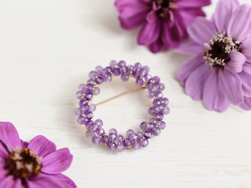 ブローチ・Sサイズ】スターチスやラベンダーの紫色 リース・アメジスト