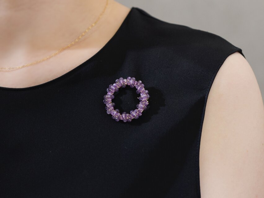 ブローチ・Sサイズ】スターチスやラベンダーの紫色 リース・アメジスト