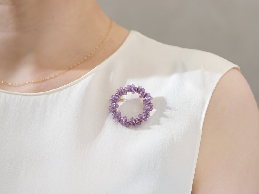 ブローチ・Sサイズ】スターチスやラベンダーの紫色 リース・アメジスト