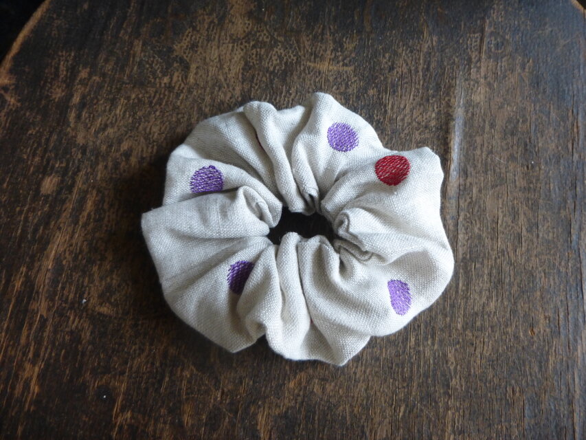 カラフルな水玉のリネン地のシュシュ