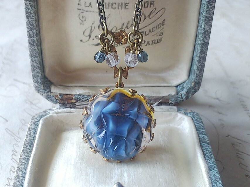 ヴィンテージ　薔薇-Swirl（White･Blue･Amber）クラシカルFlowerネックレス