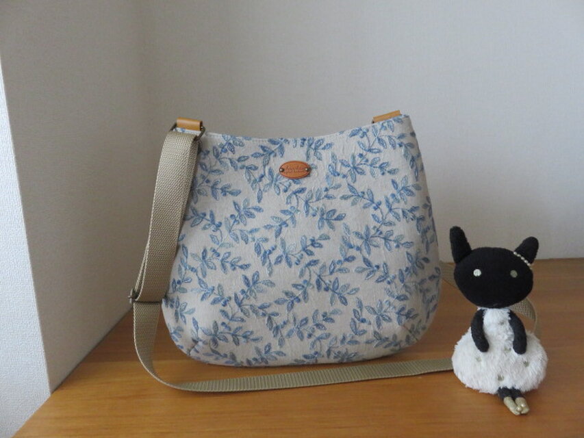 刺繍リネン生地のおにぎり型ショルダーバッグ