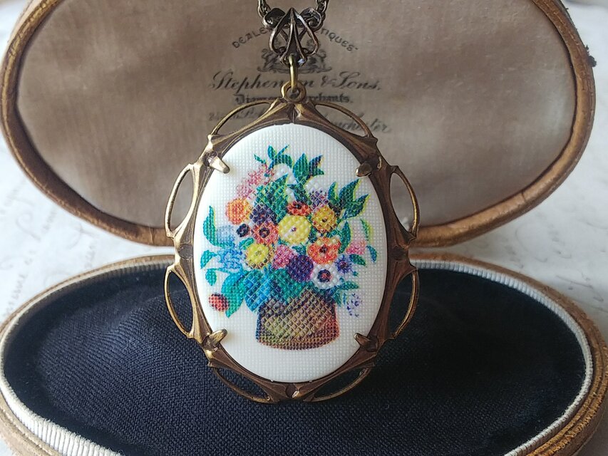 ヴィンテージ　Colorful-Flower／Crossステッチ花かご（40×30㎜）クラシカルネックレス