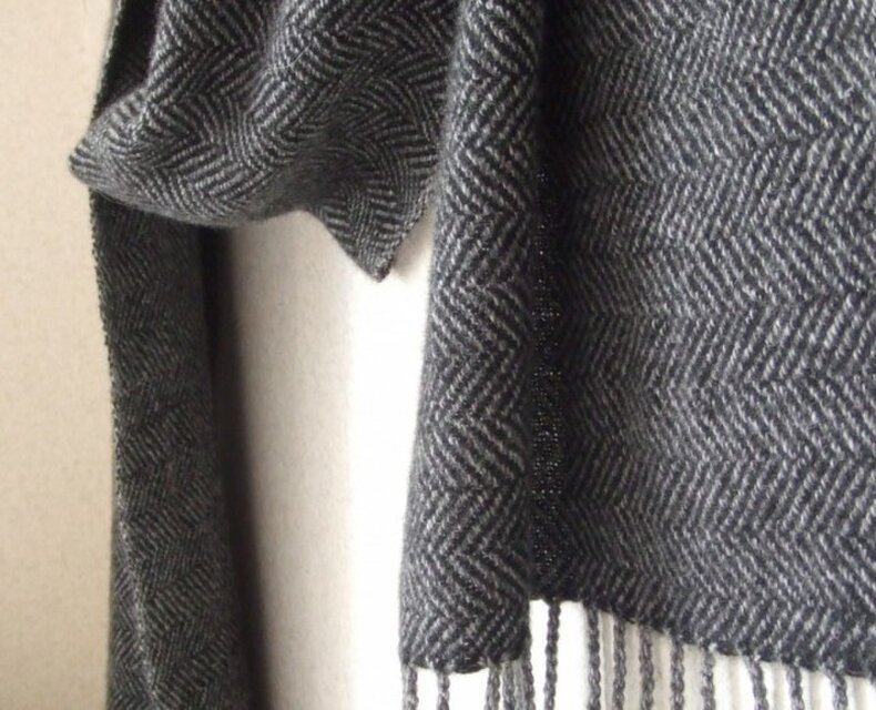 手織りカシミアマフラー・・横ヘリンボーン（モノトーン）