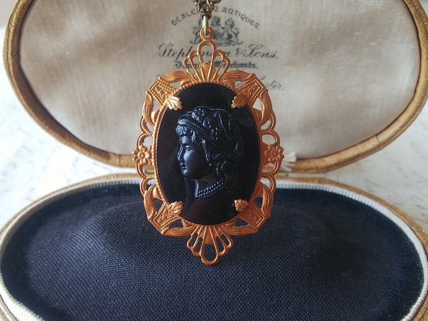 ヴィンテージ　Blackカメオ／Floral-Setting　クラシカルネックレス