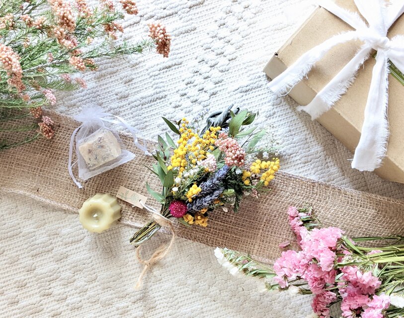 プチギフトに！ミモザとライスフラワーのミニスワッグ、ミツロウキャンドル、ラベンダー石けんサシェのギフトボックス